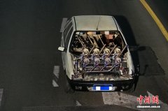 “魔改”报废车变“四缸八涡轮” 赛车博主上路炫技被上海警方依法处罚